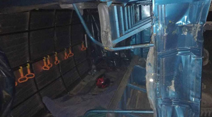 গাজীপুরে পিকআপ ভ্যান উল্টে প্রাণ গেল পুলিশ সদস্যের