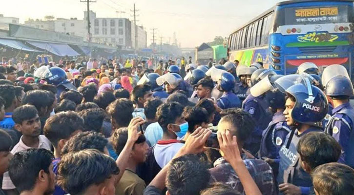 গাজীপুরে মহাসড়ক অবরোধ করে পোশাক-শ্রমিকদের বিক্ষোভ