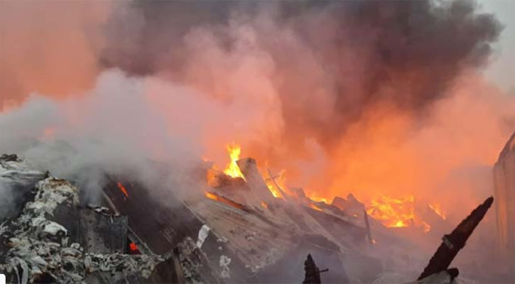 গাজীপুরে ঝুটের গুদামে আগুন