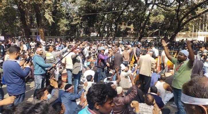 থালা-বাটি নিয়ে প্রধান উপদেষ্টার বাসভবনের সামনে সরকারি কর্মচারীরা