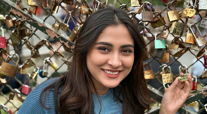 প্যারিসে মেহজাবীন, ‘প্রেম তালা’ দিলেন স্বামীর নামে