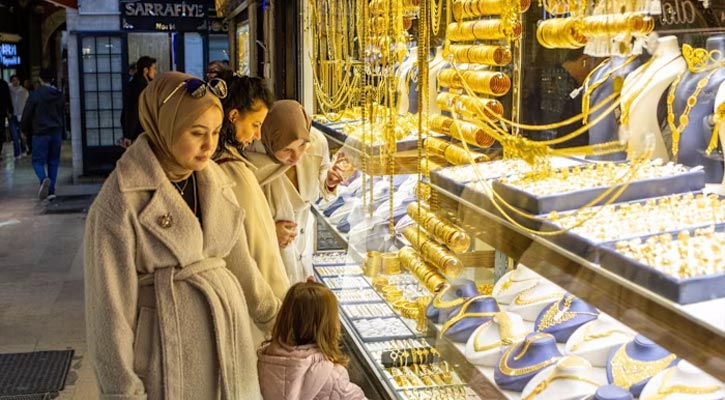 নতুন মাইলফলক ছুঁয়েছে সোনা: প্রথমবার আউন্সে ৫ হাজার ডলার দাম ছাড়াল