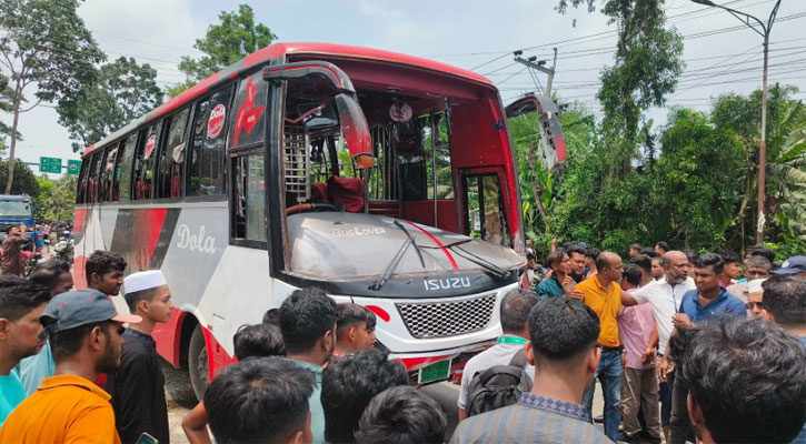 গোপালগঞ্জে সড়কে ঝরল ৫ প্রাণ
