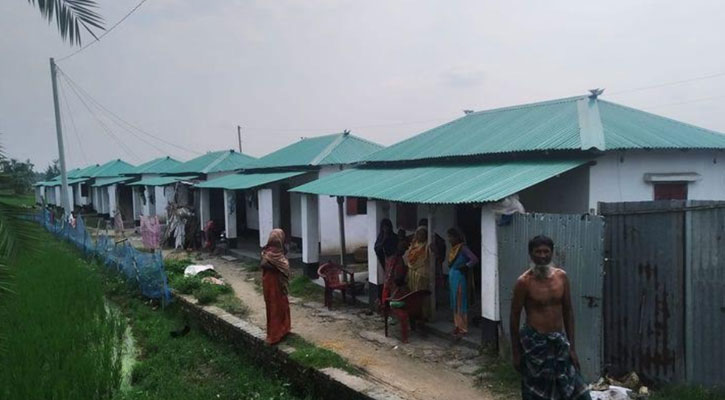 গাংনীতে গৃহহীনদের জন্য নির্মিত ঘরে থাকছে অন্যরা, সংশ্লিষ্টরা নিরব  