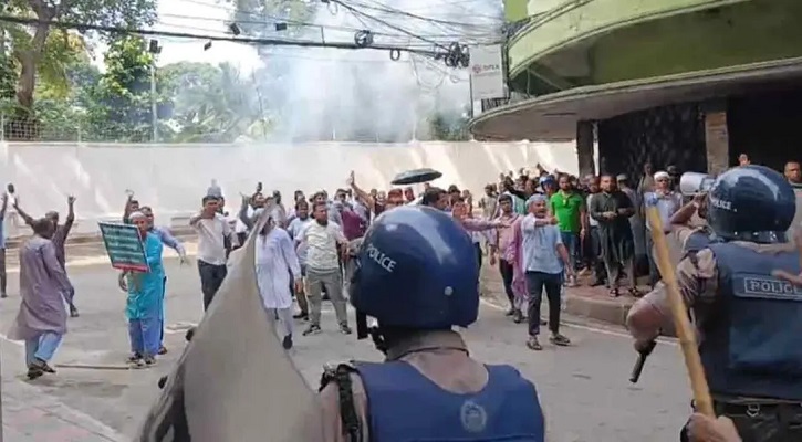 ইসলামী ব্যাংকের সামনে গ্রাহক-পুলিশ সংঘর্ষ