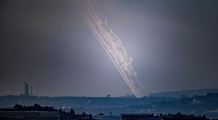 ইসরাইলে একযোগে ১০০ ক্ষেপণাস্ত্র ছুড়ল হিজবুল্লাহ