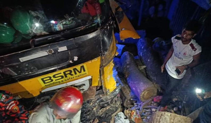 সড়কের পাশে দাঁড়িয়ে ছিলেন যাত্রীরা, লরি চাপায় নিহত ৫