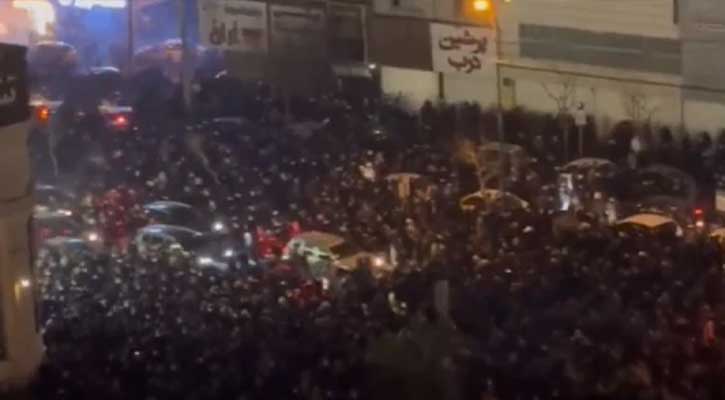 ইরানে বিক্ষোভ তীব্র থেকে তীব্রতর হচ্ছে, ইন্টারনেট সেবা বিচ্ছিন্ন