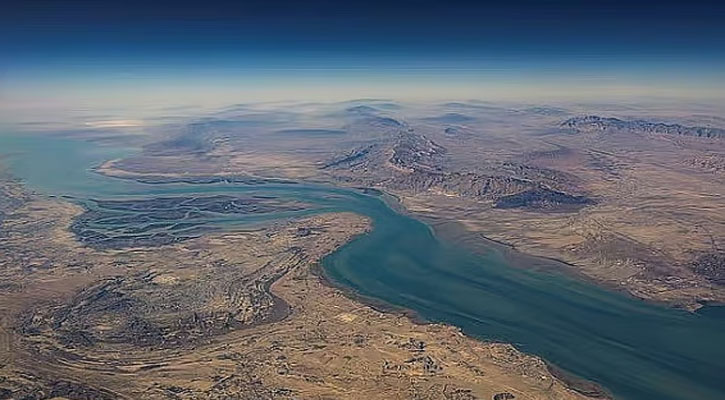 অনুমতি নিয়ে যে কেউ হরমুজ প্রণালি অতিক্রম করতে পারবে