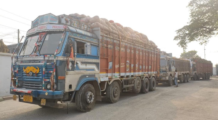 রেড গ্রাসের নামে ভারত থেকে এলো ৮ কোটি টাকার জাফরান