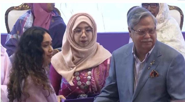 খালেদা জিয়ার মরণোত্তর পুরস্কার নিলেন নাতনি জাইমা রহমান