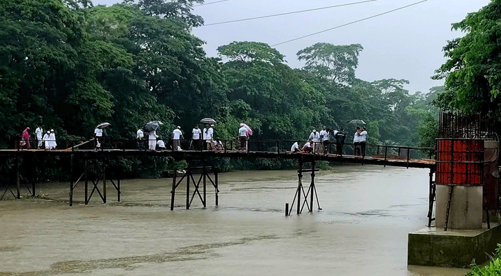 কাঁঠালিয়ায় ২ লাখ মানুষের ভরসা কাঠের সেতু, চরম ভোগান্তি