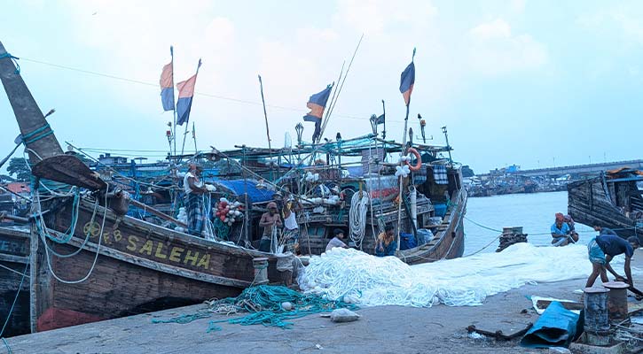 নিষেধাজ্ঞা শেষে সাগরে পাড়ি জেলেদের, স্বপ্ন এখন রুপালি ইলিশে