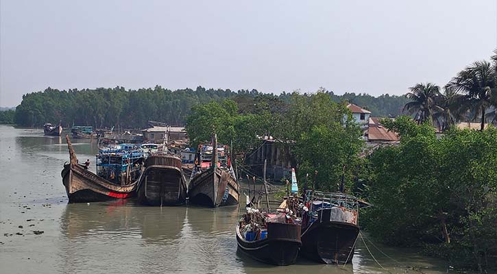 ডিজেল না পেয়ে ঘাটে ট্রলার, ঈদের আগে দুশ্চিন্তায় জেলেরা