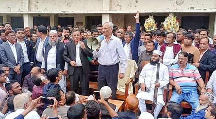 আ.লীগ প্রার্থী শাহজাহান ওমরের সমাবেশে বন্দুক হাতে বিএনপি নেতা