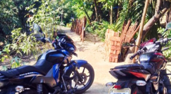 চলাচলের রাস্তা বন্ধ, বিপাকে ২৬টি পরিবার