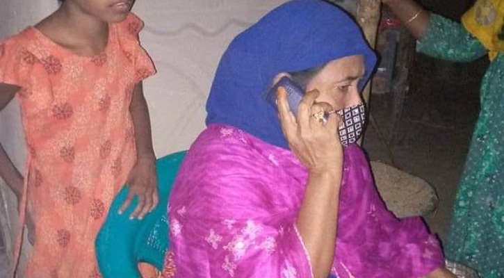 ২৪ বছর বয়সী প্রেমিকের বাড়িতে ৫০ বছর বয়সী প্রেমিকার অনশন