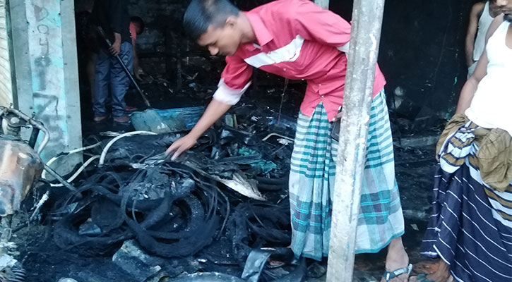 হোসেনপুরে আগুনে পুড়ল ৭টি মোটরসাইকেল