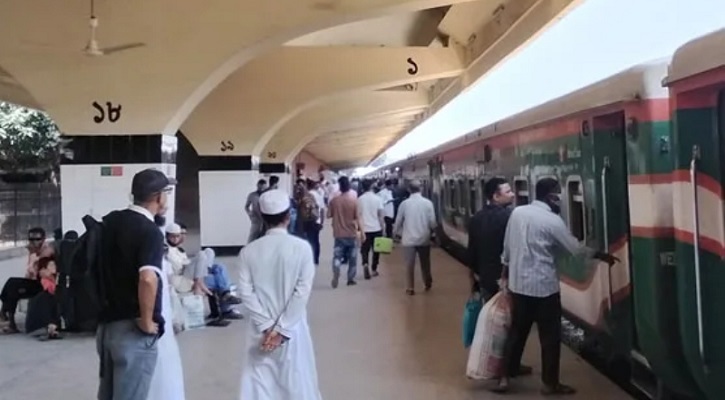 ঈদযাত্রা: যাত্রীর চাপ কমেছে কমলাপুরে