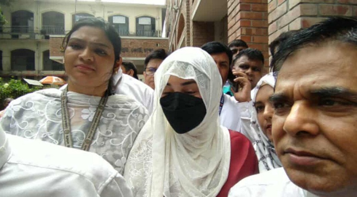 অপু বিশ্বাস কেন আদালতে বোরকা পরে গেলেন