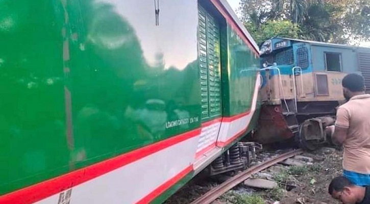 ‘কিশোরগঞ্জ এক্সপ্রেস’র ইঞ্জিনসহ তিন বগি লাইনচ্যুত