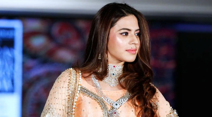 সোনা নিয়ে গ্রেপ্তার অভিনেত্রী, সম্পর্ক ছিন্ন করলেন পুলিশ কর্মকর্তা বাবা