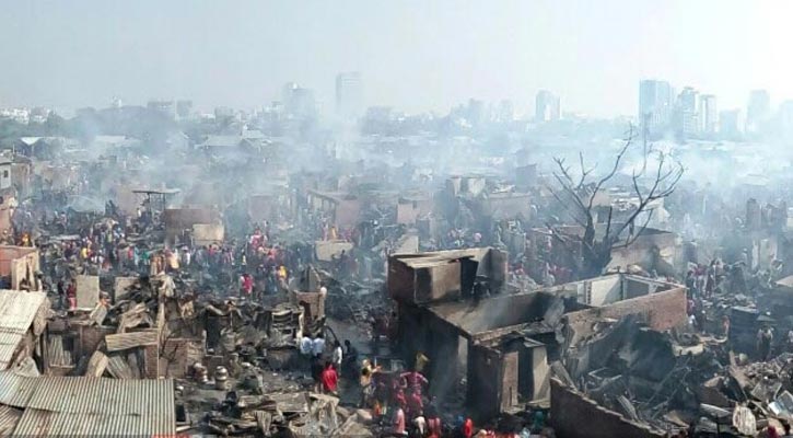 কড়াইল বস্তি: চারদিকে শুধু পুড়ে যাওয়া টিন আর কংক্রিট ছাড়া কিছুই নেই