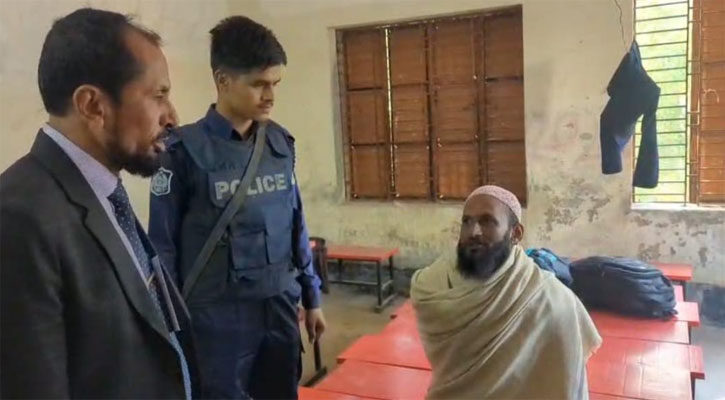 ভোটগ্রহণ চলাকালে গোপন কক্ষের ছবি তোলায় যুবক আটক