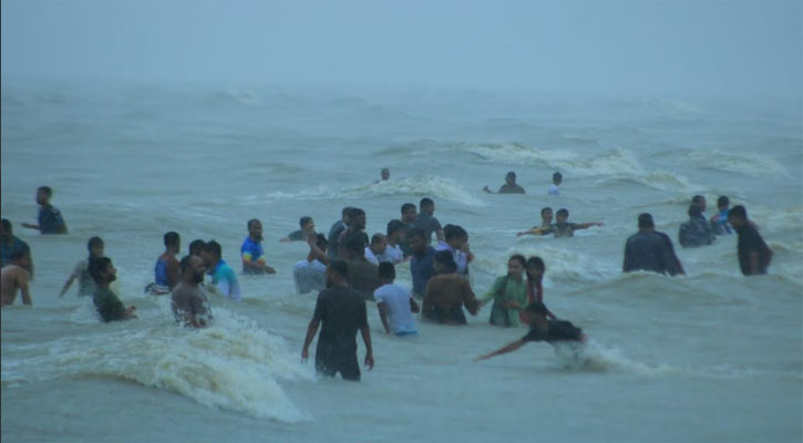 নিম্নচাপে বিপর্যস্ত কুয়াকাটা, হোটেলে বন্দি পর্যটকরা