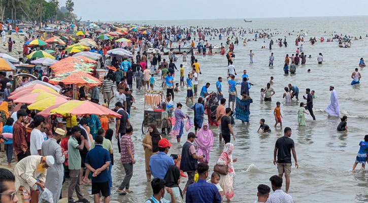 ঈদের তৃতীয় দিন জনসমুদ্রে কুয়াকাটা, পর্যটকের ঢলে মুখর সৈকত