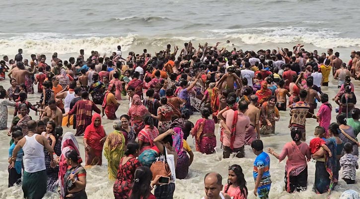 সমুদ্রস্নানে পুণ্যের খোঁজে কুয়াকাটায় ভক্তদের ঢল