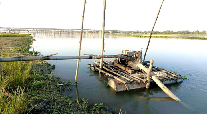 দুধকুমার নদে অবৈধ বালু উত্তোলন, ঝুঁকিতে সেতু-তীর রক্ষা বাঁধ