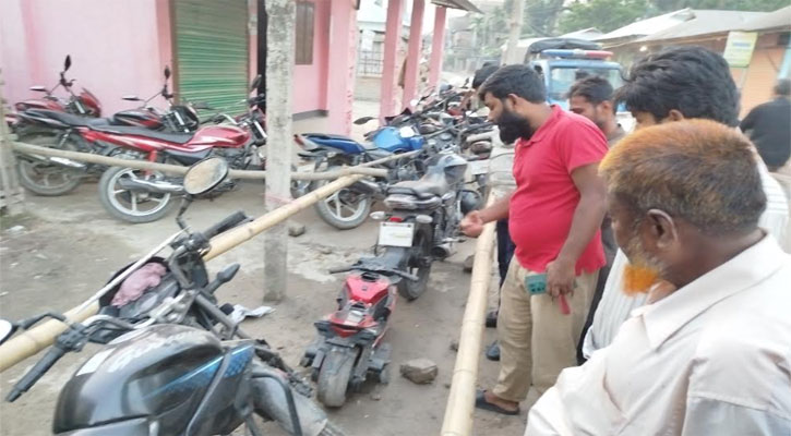 এবার তেল নিতে পাম্পে শিশুদের চার্জার মোটরসাইকেল