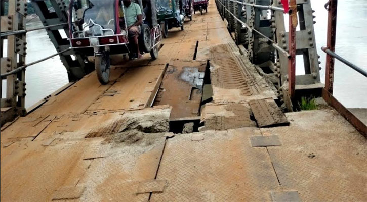 ঝুঁকিতে ১৪০ বছরের সোনাহাট সেতু, পাটাতন ভেঙে বন্ধ ভারি যান চলাচল