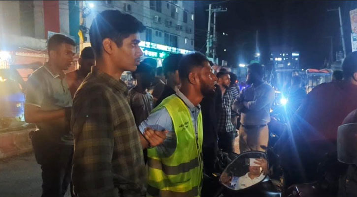 গাড়ি থামিয়ে সড়কে চাঁদাবাজি, যুবক আটক