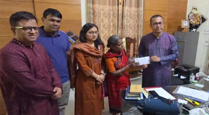 ভাইরাল শিল্পী লাইলীর পাশে দাঁড়াল ফরিদপুর জেলা প্রশাসন