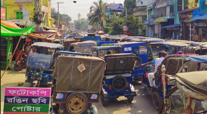 অদক্ষ চালকের হাতে নিবন্ধনহীন অটোরিকশা, ঘটছে দুর্ঘটনাও