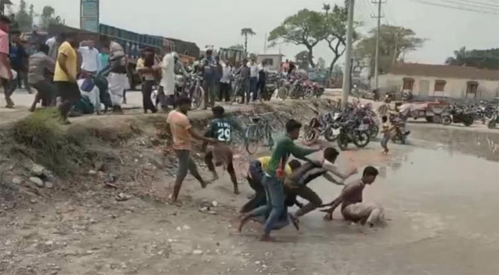 পাম্পে তেলের হাহাকার: লাইনে দাঁড়ানো নিয়ে সংঘর্ষে আহত ৪
