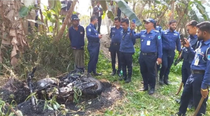 রাজৈরে ভোটকেন্দ্রের পাশে মোটরসাইকেলে আগুন