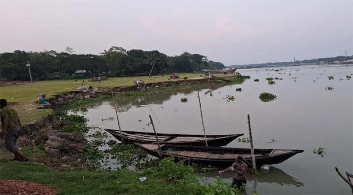 বর্ষার আগেই আড়িয়াল খাঁ নদীতে ভাঙন, আতঙ্কে সাধারণ মানুষ 
