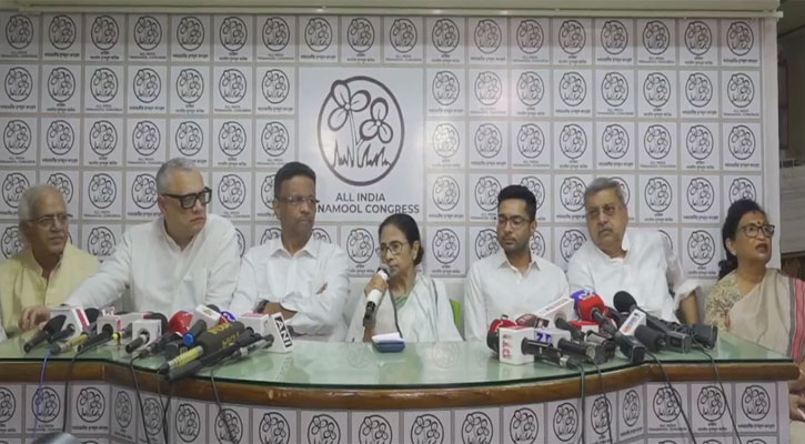 ভোট লুটের অভিযোগে পদত্যাগ না করার ঘোষণা মমতার