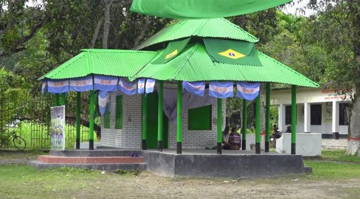 বিশ্বকাপের রঙে রঙিন কবি গোলাম মোস্তফার বাড়ি