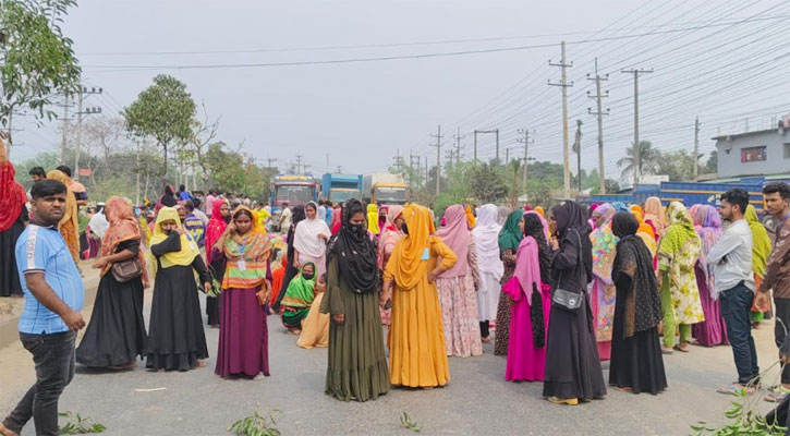 বেতন বোনাসের দাবিতে ঢাকা-ময়মনসিংহ মহাসড়ক অবরোধ