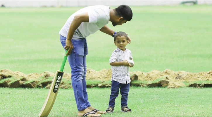 ছেলেকে নিয়ে মিরপুরে ক্রিকেটে মাতলেন মিরাজ