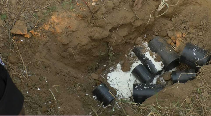 মোহাম্মদপুরে ভ্যানিটি ব্যাগে পাওয়া গেল ৯টি হাত বোমা