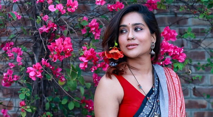 ক্ষমতা মানুষকে দানব বানায়: মম