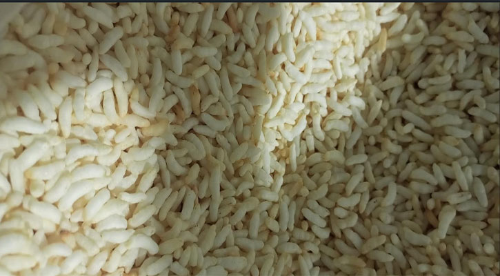 রমজানে মুড়ির চাহিদা বেড়েছে ফরিদপুরে