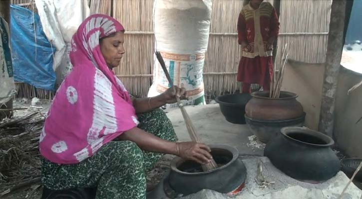 নাটোরের ‘মুড়ির গ্রাম’, রাতদিন জ্বলছে মুড়ি ভাজা