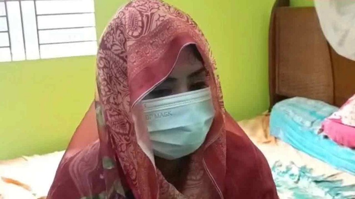 বিয়ের দাবিতে ২৫ বছরের প্রেমিকের বাড়িতে ২৮ বছরের নারীর অনশন