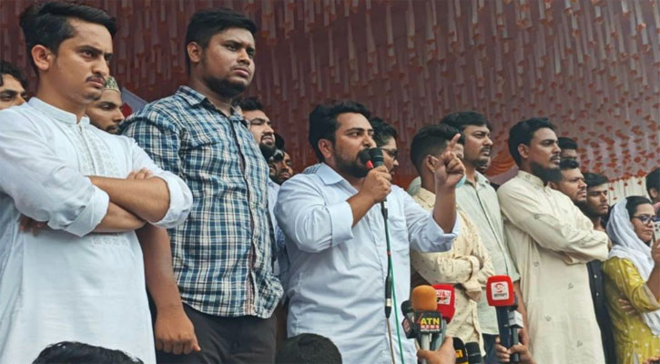 ব্লকেড সরিয়ে রাস্তার একপাশে অবস্থান নেয়ার আহ্বান নাহিদের